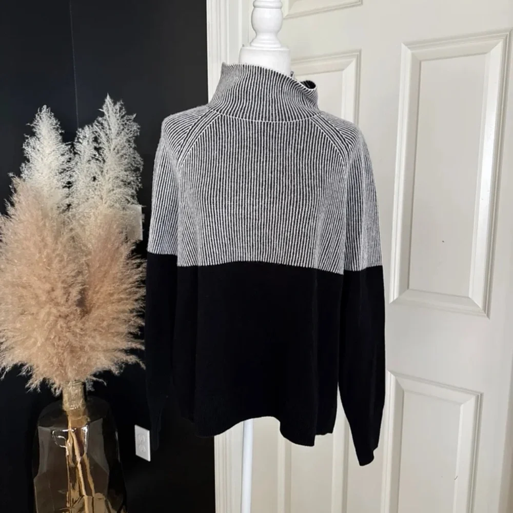 Summersalt Luxe Cashmere Blend Two Tone Sweater in Charcoal size Medium - Picture 5 of 12